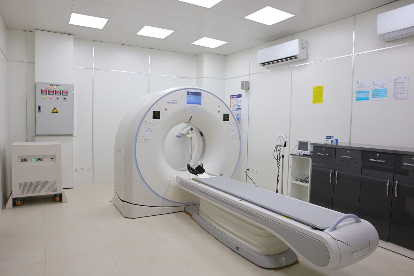 Pesawat CT-Scan / sinar-X di ruang pencitraan rumah sakit